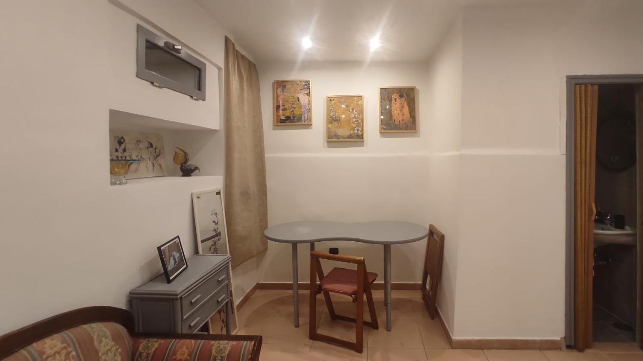 Tra Il Bosco E L'Orto Apartment Naples Luaran gambar